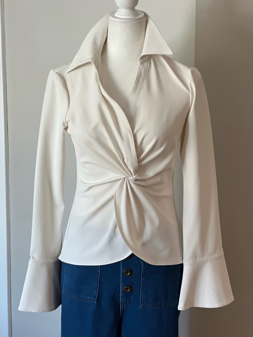 Gorgeous Cinq a Sept Cream Twist-Front Collared Blouse. Worn once. Small.